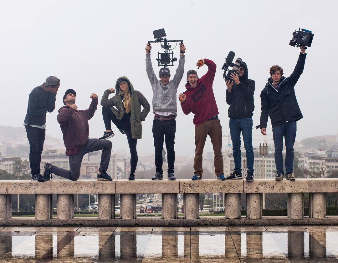 Bild vom Tues-Team, das vor der Skyline einer Stadt posiert. 
